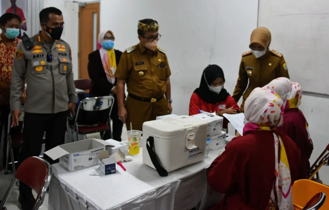 MONITORING. Bupati Cirebon, H Imron bersama Wabup, Hj Wahyu Tjiptaningsih dan Kapolresta Cirebon melihat proses vaksinasi massal, kemarin.