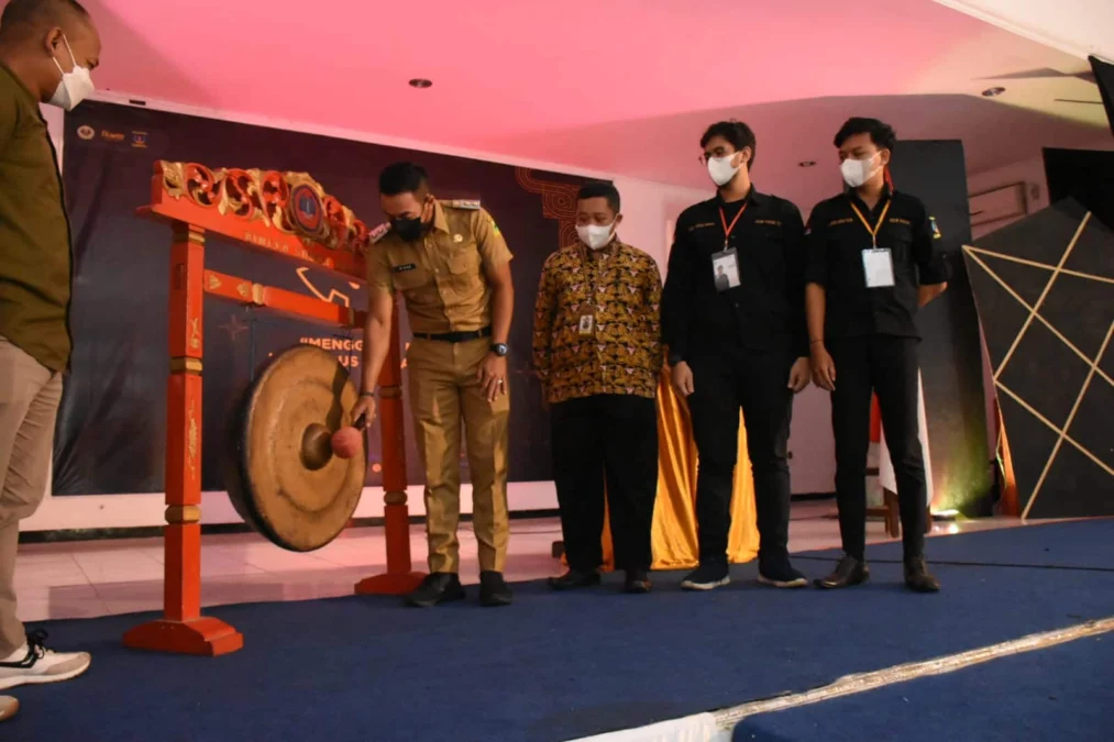 BUKA FESTIVAL. Wakil Bupati HM Ridho Suganda membuka kegiatan FIKOM Festival yang mengusung tema Menggapai Mimpi Menembus Dunia Digital di Gedung Student Center, Uniku, Senin (7/2).