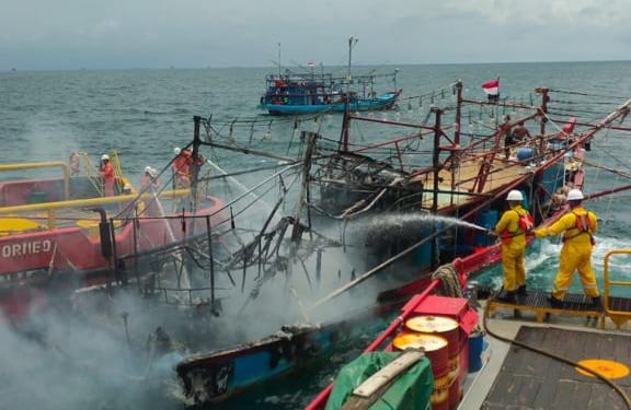 OPERASI. PHE OSES dan PHE ONWJ yang tergabung dalam Subholding Upstream Pertamina Regional Jawa berhasil membantu kebakaran kapal nelayan cumi.