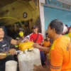 MURAH. Warga antre di salah satu kios untuk mendapatkan minyak goreng curah, di kawasan Pasar Kadipaten Kecamatan Kadipaten.