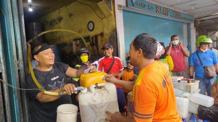 MURAH. Warga antre di salah satu kios untuk mendapatkan minyak goreng curah, di kawasan Pasar Kadipaten Kecamatan Kadipaten.
