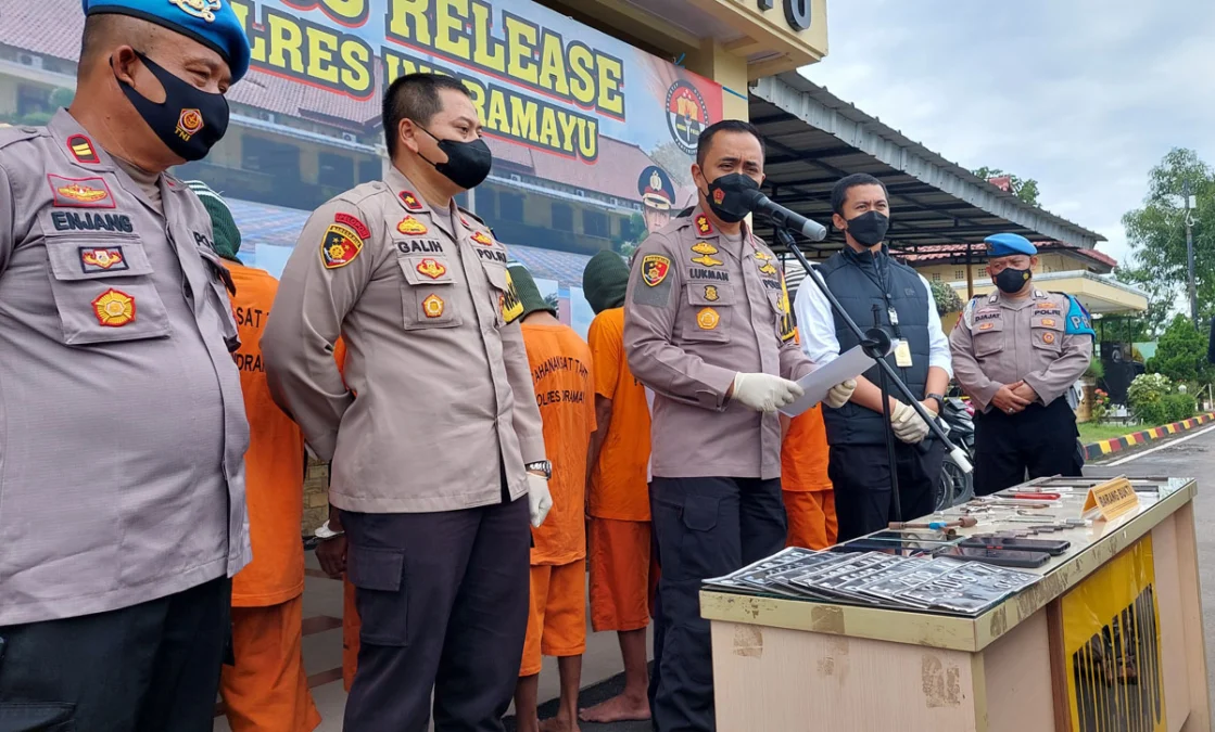 TAKLUK. Kapolres Indramayu AKBP M Lukman Syarif memberikan keterangan kepada wartawan terkait penangkapan komplotan curanmor yang beraksi di 40 TKP dengan barbuk 30 unit sepeda motor.