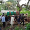 DIMAKAMKAN. Warga dan keluarga memakamkan Sri di TPU Kepuh tak jauh dari rumahnya di Lingkungan Karang Asem, Kelurahan dan Kecamatan Kuningan, Rabu (23/3) pagi.