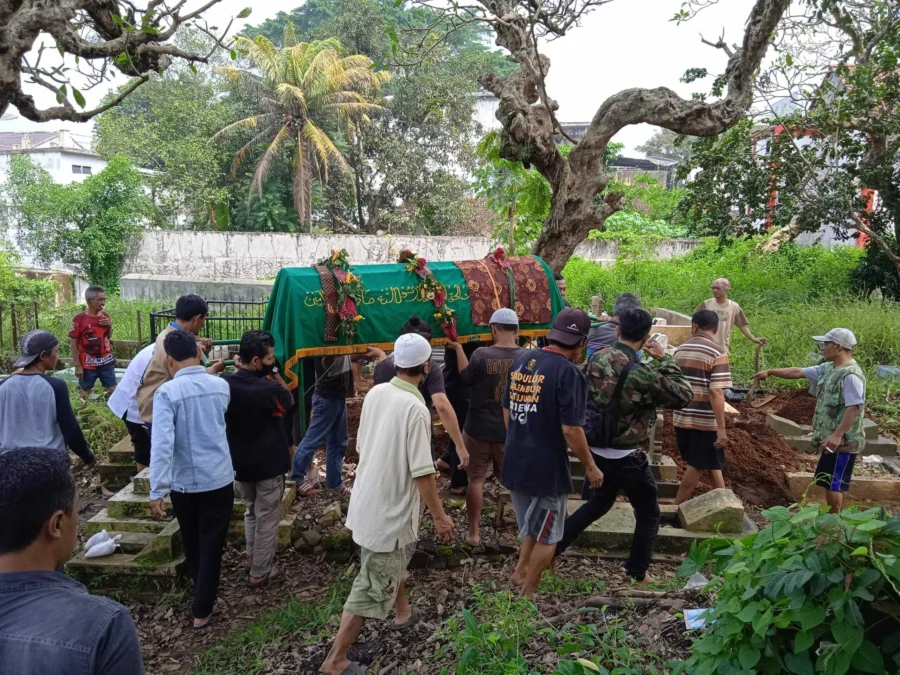 DIMAKAMKAN. Warga dan keluarga memakamkan Sri di TPU Kepuh tak jauh dari rumahnya di Lingkungan Karang Asem, Kelurahan dan Kecamatan Kuningan, Rabu (23/3) pagi.