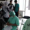 RUTIN. Dinas Kesehatan Kabupaten Majalengka menggelar operasi katarak gratis yang diikuti 50 orang, di Puskesmas Maja, Sabtu (26/3).