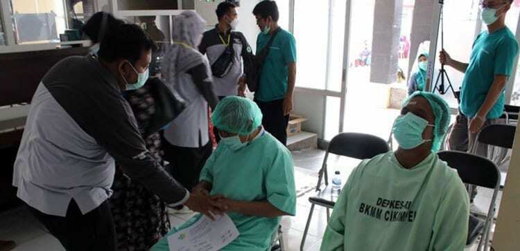 RUTIN. Dinas Kesehatan Kabupaten Majalengka menggelar operasi katarak gratis yang diikuti 50 orang, di Puskesmas Maja, Sabtu (26/3).
