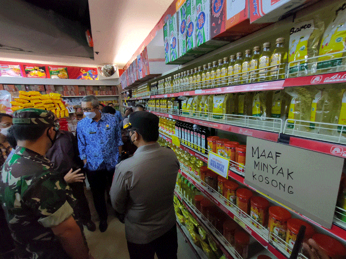 Polisi Sidak, Pihak Supermarket Ngaku Jam 12 Stok Minyak Goreng Habis