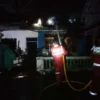 PADAMKAN API. Petugas UPT Damkar Kuningan berusaha memadamkan api yang menghanguskan rumah Desti, warga Desa/Kecamatan Cibeureum, Minggu malam.