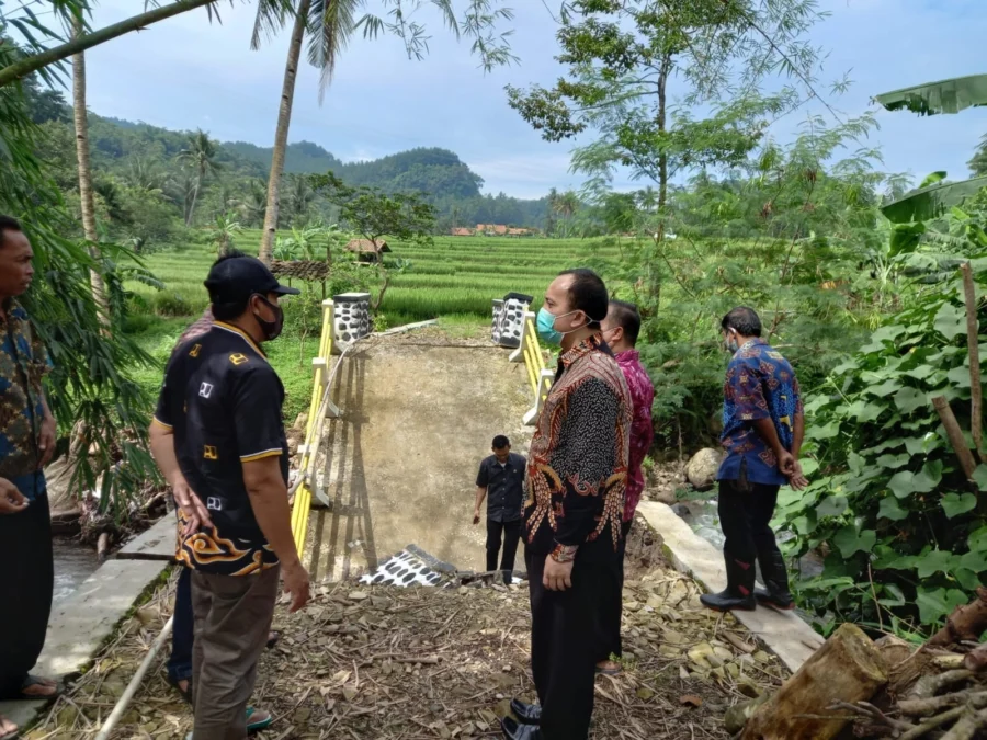 MULAI TURUN. Komisi III DPRD Kabupaten Majalengka mulai mengumpulkan keterangan terkait ambruknya dua jembatan.
