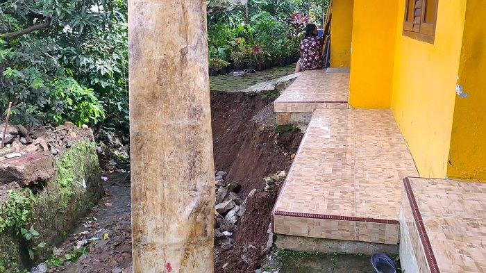 BAHAYA. Longsor mengancam rumah milik Sademarta, warga RT 4 RW 7 Kelurahan Simpeureum Kecamatan Cigasong. Rumahnya hanya berjarak 1 meter dari titik longsor.