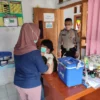 MAKSIMAL. Satgas Kecamatan Sindangwangi bersama tenaga kesehatan terus menyisir warga yang belum divaksin, untuk mempercepat target vaksinasi Covid-19.