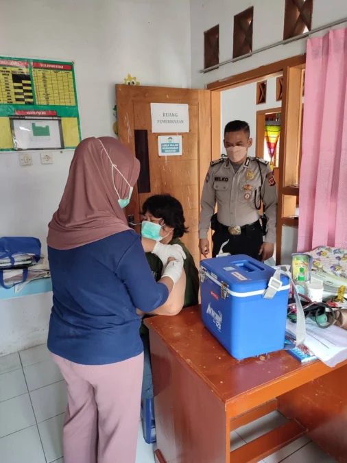 MAKSIMAL. Satgas Kecamatan Sindangwangi bersama tenaga kesehatan terus menyisir warga yang belum divaksin, untuk mempercepat target vaksinasi Covid-19.