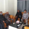 KEWENANGAN. Ketua DPRD Majalengka (dua dari kiri) berbincang dengan anggota DPRD lainnya, membahas berbagai hal terkait tupoksi dewan.
