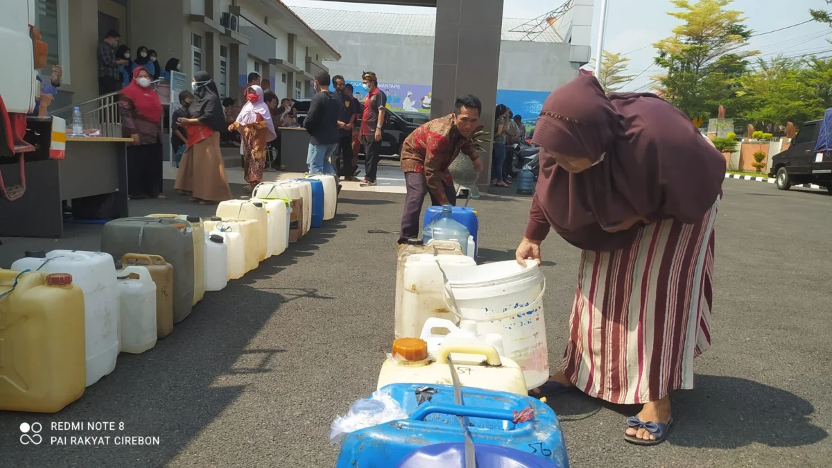 ANTRE. Warga sekitar Kecamatan Cigasong mengikuti operasi pasar minyak goreng curah, yang dijual dengan harga Rp14.000 per liter di halaman kantor Kecamatan Cigasong, Kamis (31/3).