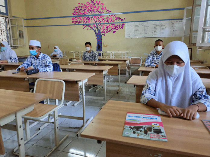 Siswa di Kota Cirebon Berangkat Sekolah Lagi
