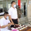 NEGATIF. 12 kepala desa di wilayah Kecamatan Palasah menjalani tes urine yang diselenggarakan Satuan Reserse Narkoba Polres Majalengka, Kamis (10/3).