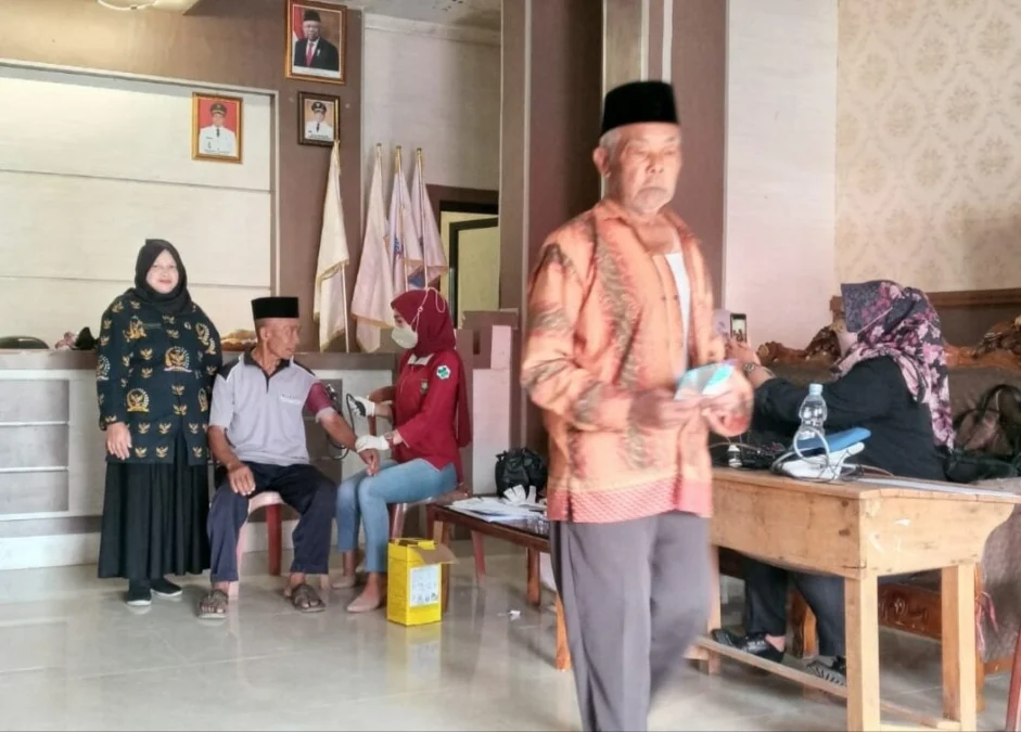 LANSIA. Tim Satgas Covid Kecamatan Argapura menggelar vaksinasi untuk warga lanjut usia dan vaksinasi tahap ketiga atau booster.