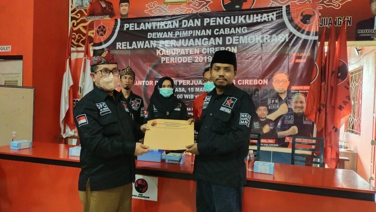 DILANTIK. Kepengurusan REPDEM Kabupaten Cirebon dikukuhkan dan dituntut membantu perolehan suara PDIP pada pemilu mendatang.