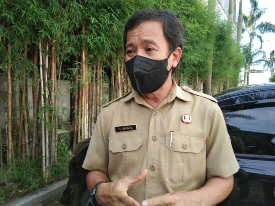 INOVASI. Kadisdukcapil Kabuoaten Cirebon, Iman S menjelaskan Senin besok, tiga Kecamatan sudah bisa melayani pembuatan Adminduk.