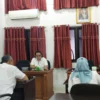 RAPAT KERJA. Komisi II DPRD Kabupaten Cirebon saat menggelar Rapat Kerja bersama DLH terkait retribusi persampahan.