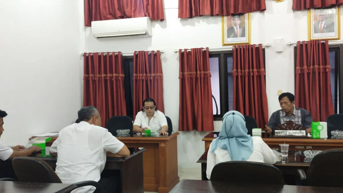 RAPAT KERJA. Komisi II DPRD Kabupaten Cirebon saat menggelar Rapat Kerja bersama DLH terkait retribusi persampahan.