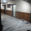 SEGERA DIPERBAIKI. Plafon lorong Ruang VIP dan Komisi DPRD Kabupaten Cirebon ambruk.