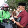 BAGIKAN TAKJIL. Bupati H Acep Purnama membagikan takjil kepada masyarakat yang melintas di depan Pendopo Pemkab Kuningan.