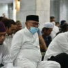 TARAWIH PERTAMA. Bupati H Acep Purnama dan unsur Forkompida Kuningan melakukan Salat Tarawih pertama di Masjid Syiarul Islam, Sabtu malam (2/4) .