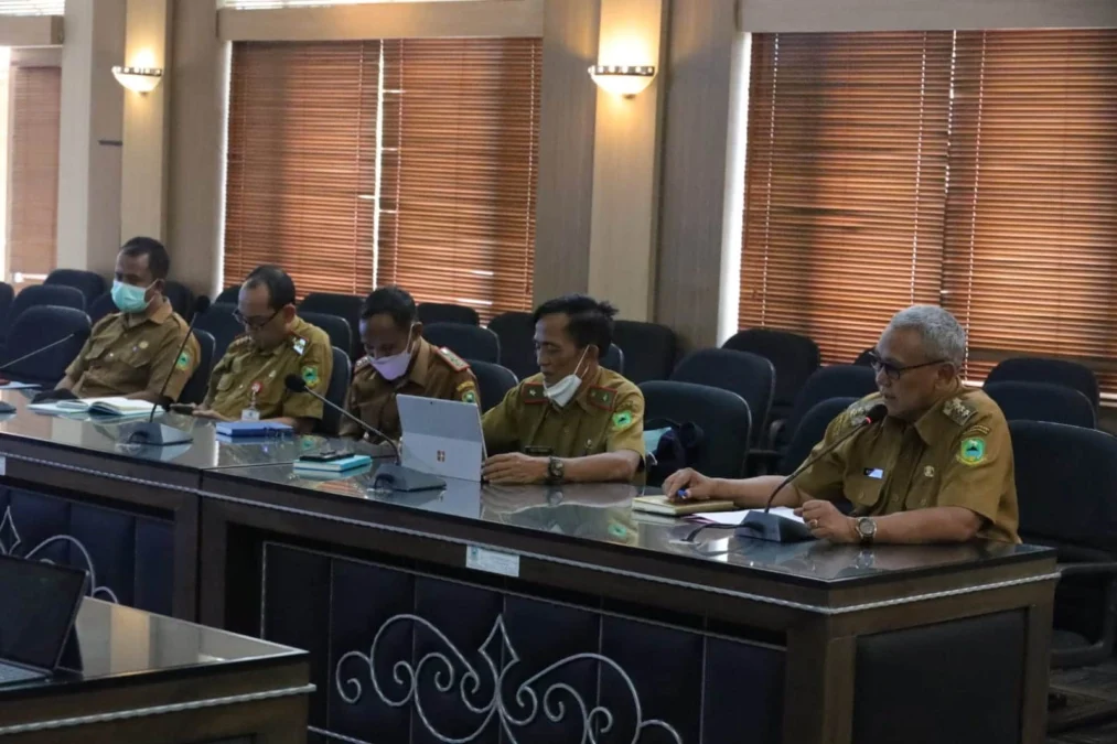 JABAR CAANG. Bupati H Acep Purnama menerima kunjungan jajaran Dinas Energi Sumber Daya Mineral (ESDM) Provinsi Jawa Barat di Ruang Rapat Linggarjati Setda Kuningan, Selasa (12/4).