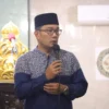 SUBUH BERJAMAAH Gubernur Jawa Barat, Ridwan Kamil mengikuti Salat Subuh berjamaah di Masjid Al-Falah Kelurahan Cijoho, Kecamatan Kuningan, Sabtu (23/4) pagi.