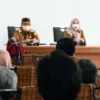 AMANAT. Bupati Cirebon, H Imron didampingi Kadinkes, dr Hj Neneng Hasanah memberikan arahan kepada kepala puskesmas yang dikumpulkan.