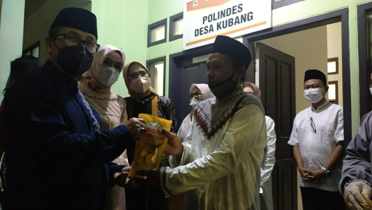 DISALURKAN. Bupati Cirebon, H Imron dan Wakil Bupati, Hj Wahyu Tjiptaningsih memberikan minyak goreng kepada masyarakat Desa Kubang yang mengikuti vaksin ke-3.