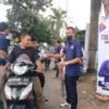 SEBAR TAKJIL. Ketua DPD NasDem Kabupaten Cirebon, Asep Zaenudin Budiman saat memberikan takjil kepada para pengguna jalan.