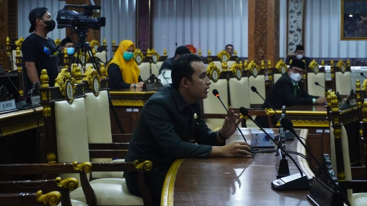 DIPERTANYAKAN. Anggota DPRD Kabupaten Cirebon, Yoga Setiawan sebut Perda PBG masih berbelit dan tidak sesuai harapan awal.