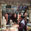 NAIK. Pedagang daging di pasar Cigasong melayani pembeli, meski harga daging sapi mengalami kenaikan hingga mencapai harga Rp160.000.