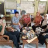 DESAK PERHATIAN. Sekretaris Komisi IV DPRD Kabupaten Cirebon, H Mahmudi (kedua dari kiri) mendesak pemda memperhatikan kesejahteraan guru-guru PAUD.