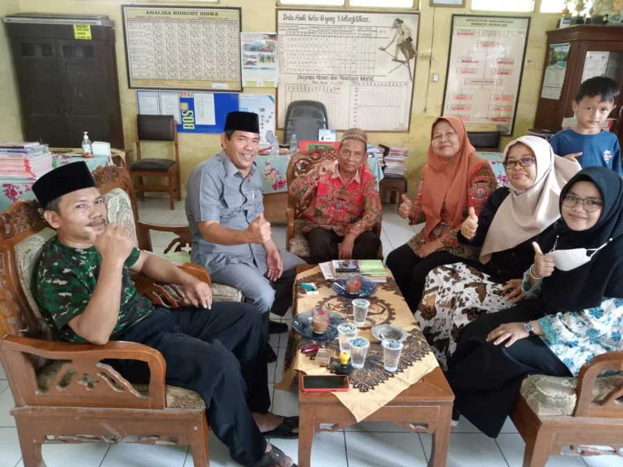 DESAK PERHATIAN. Sekretaris Komisi IV DPRD Kabupaten Cirebon, H Mahmudi (kedua dari kiri) mendesak pemda memperhatikan kesejahteraan guru-guru PAUD.