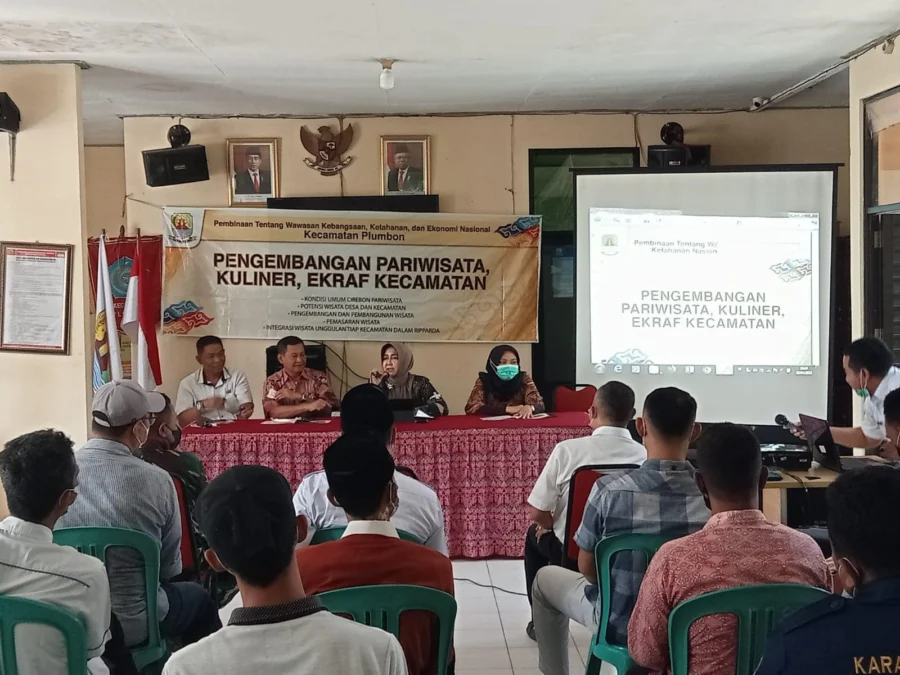 HADIRI UNDANGAN. Anggota dan Pimpinan DPRD Kabupaten Cirebon menjadi narasumber dalam agenda Wawasan Kebangsaan di Kecamatan Plumbon.