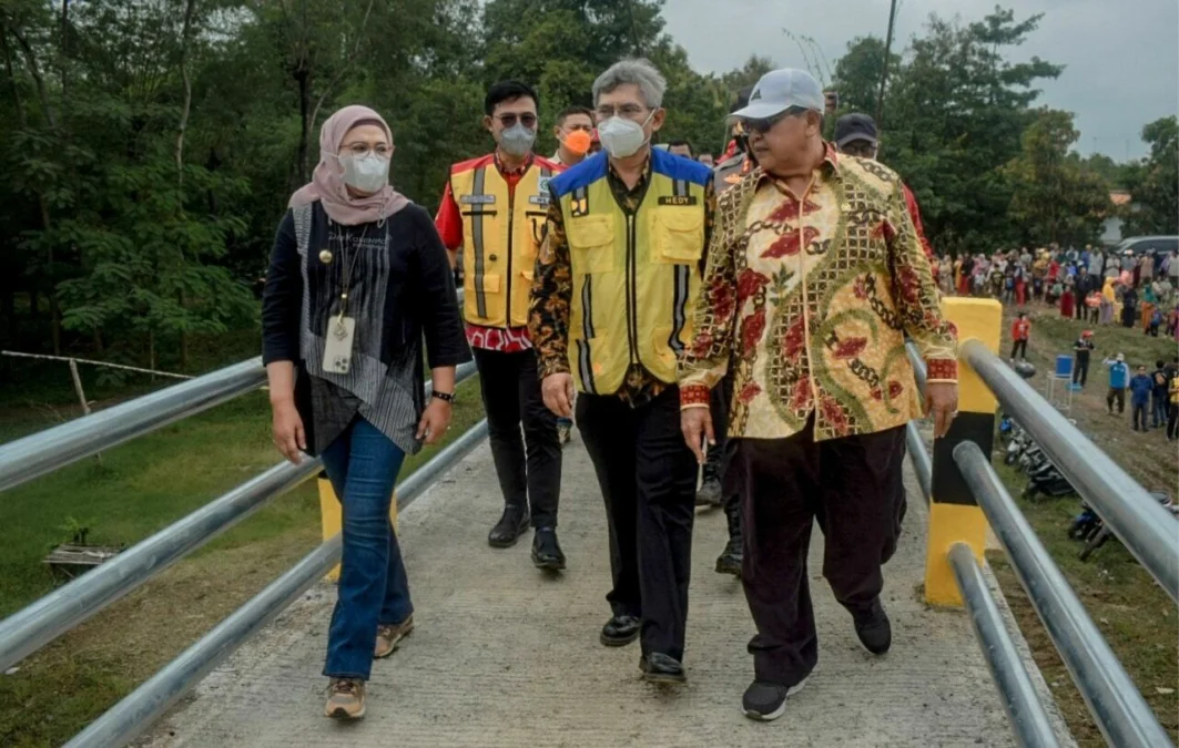 BUKA JEMBATAN. Dirjen Bina Marga PUPR, Hedy Rahadian (tengah) bersama Anggota DPR RI Dedi Wahidi (kanan) dan Bupati Indramayu Nina Agustina (kiri) saat menyeberangi jembatan gantung Sukawera.