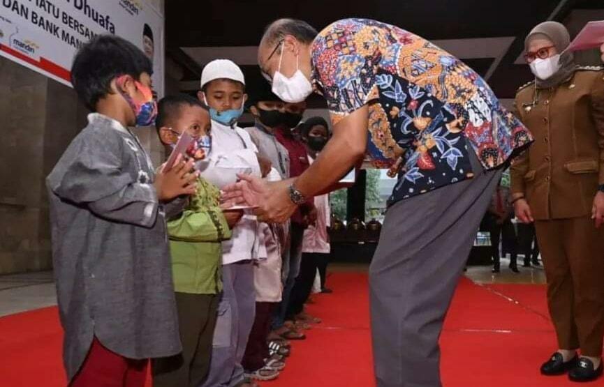 PEDULI. Assistant Vice President Mandiri Area Cirebon, Gatot Sugianto bersama Bupati Indramayu Nina Agustina menyalurkan santunan kepada anak yatim piatu. Melalui program ini Bank Mandiri bertekad meningkatkan santunan dari tahun ke tahun.