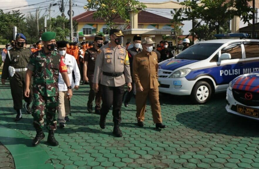 APEL. Polres Indramayu menggelar apel gelar pasukan Operasi Ketupat Lodaya 2022 di halaman Mapolres Indramayu. Sedikitnya ada 2 ribu personel gabungan yang disiagakan untuk menjaga jalur mudik.