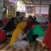 TADARUSAN. Para peserta Pesantren Ramadan yang sudah berusia lanjut mengikuti program menghafal Alquran di Taman Lansia Binaan Rumah Zakat Desa Tegalurung, Kecamatan Balongan, Indramayu.