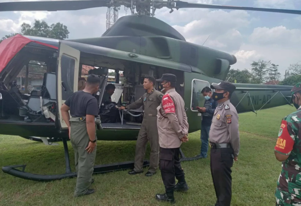 SELAMAT. Helikopter milik TNI-AD terpaksa mendarat darurat di lapangan bola Desa Kedungdawa, Kecamatan Gabuswetan, Indramayu. Helikopter yang mendarat darurat itu yakni Heli BELL 412 dengan nomor registrasi AH 5182.