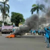 AKSI. Ratusan massa aksi dari gabungan mahasiswa melakukan aksi di kantor DPRD, kemarin.