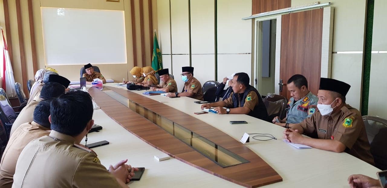 RAPAT PERSIAPAN. Ketua DPK Korpri Kabupaten Kuningan Dr H Dian Rachmat Yanuar MSi memimpin rapat persiapan Gebyar Korpri Ramadan Berkah, kemarin.