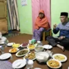 SAHUR BERSAMA. Gubernur Ridwan Kamil menyambangi rumah warga Pra Sejahtera, Mak Endah dan tanpa canggung menyantap sahur bersama di kediaman Mak Endah.