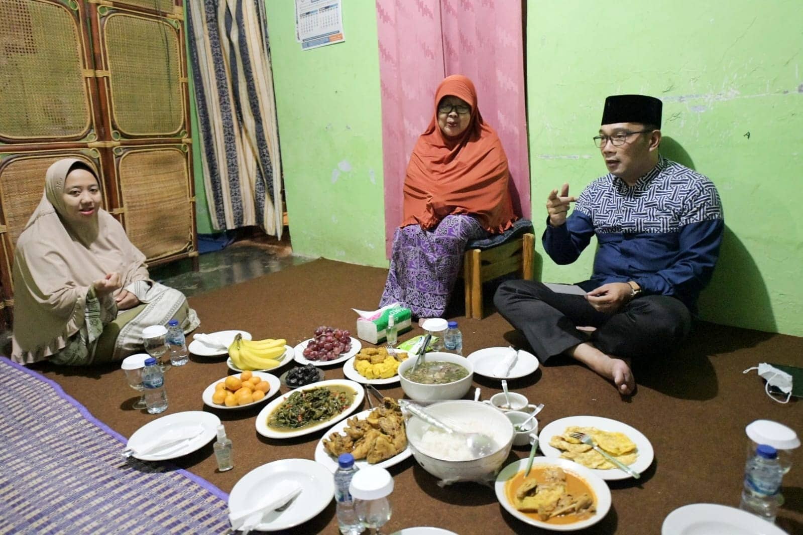SAHUR BERSAMA. Gubernur Ridwan Kamil menyambangi rumah warga Pra Sejahtera, Mak Endah dan tanpa canggung menyantap sahur bersama di kediaman Mak Endah.