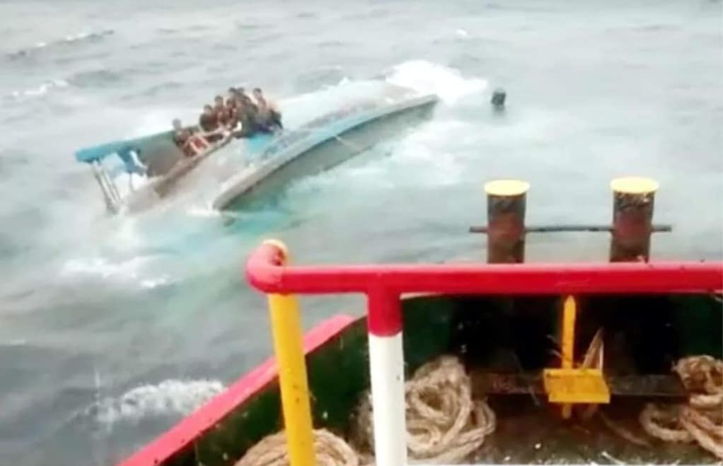 CUCA BURUK. Detik-detik penyelamatan korban KM Ratu Samudra Mulya terbalik oleh kru Kapal TB Bina Ocean 20. KM Ratu Samudra Mulya merupakan kapal penangkap cumi yang berangkat dari Jakarta.