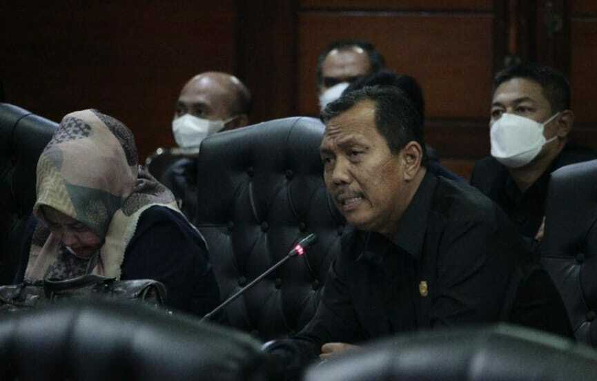 MEMAKLUMI. Anggota DPRD Indramayu dari Fraksi Partai Golkar Muhaemin memaklumi ketidakhadiran Bupati Indramayu Nina Agustina pada rekomendasi LKPJ bupati tahun 2021.
