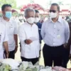 PENYALURAN. Pemkab Indramayu bersama Perwakilan Bank Indonesia Cirebon mengadakan Operasi Pasar Murah bersubsidi tahun 2022, Rabu (27/4) di alun-alun.